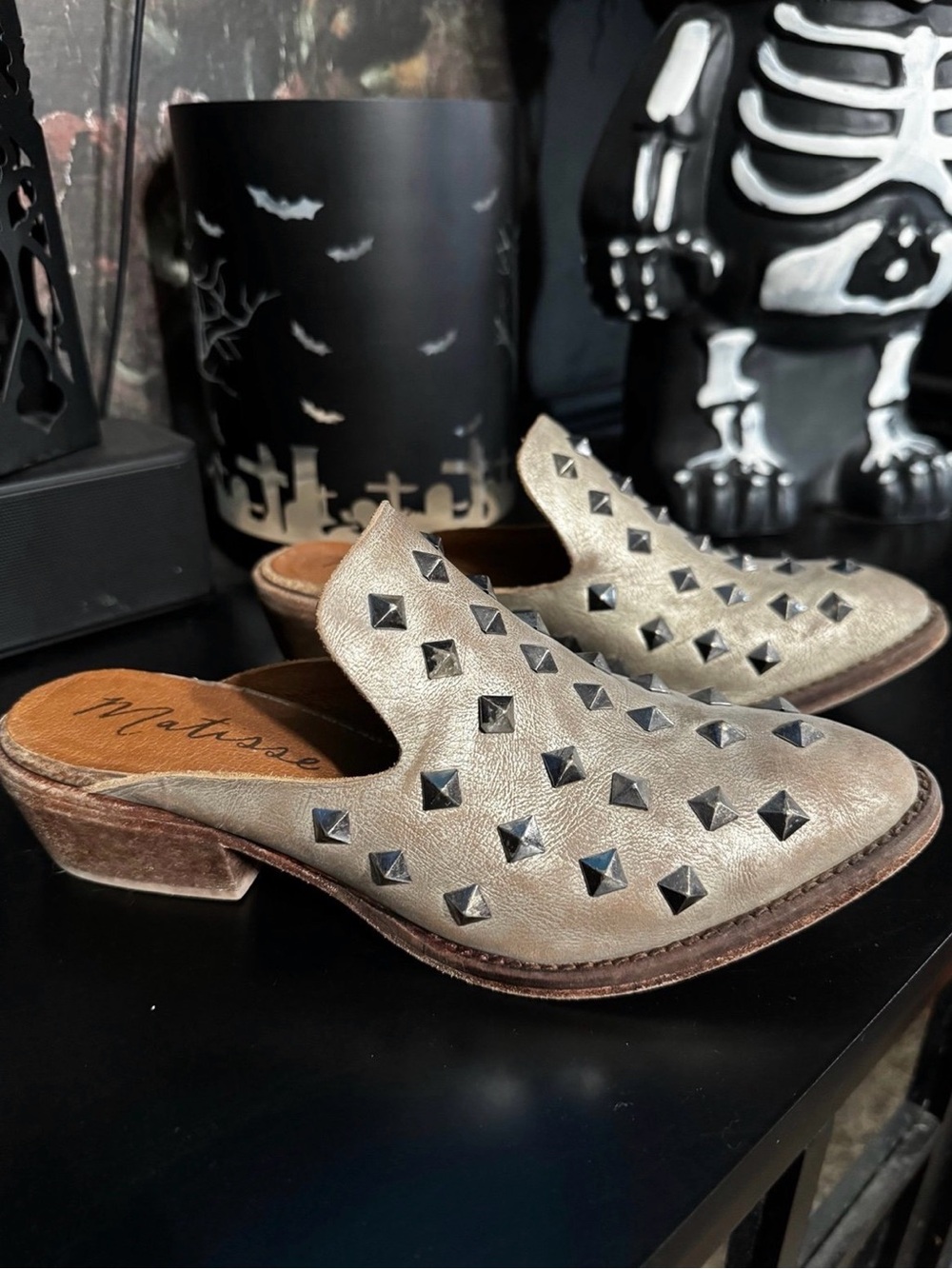 Like New Matisse Charlize Beige Leather Mules with Studs Size US 5.5